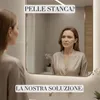 Donna, preoccupazione per le rughe, specchio, soluzione anti-invecchiamento Anteprima dell’immagine prodotto