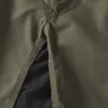 A close-up view of the seam and mesh detailing on a pair of olive green shorts. Produktbild-Vorschau
