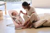 BABYBJÖRN Babywippe Balance Soft - Woven Hellrosa grau mit Produktbild-Vorschau 3
