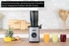 Der Unold Slow Juicer Sam in Silber und Schwarz steht auf der Küchentheke neben Ananas, Apfel, Orang Produktbild-Vorschau