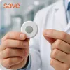A person in a lab coat holds a small white device with a gray button and a clear circular piece. Voir les images du produit