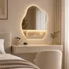 Specchio da bagno LED Zimilo, forma irregolare con Anteprima dell’immagine prodotto 1