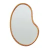 A single, irregularly shaped mirror with a wooden frame is presented against a white background. Anteprima dell’immagine prodotto