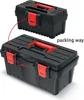 Two black toolboxes with red handles and latches, one stacked on top of the other, with an arrow indicating how they pack together. Anteprima dell’immagine prodotto