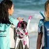 Two people on a beach with snorkeling gear. Produktbild-Vorschau