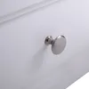 A close-up of a silver drawer knob on a white surface. Anteprima dell’immagine prodotto