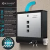 A black and silver mailbox is mounted on a textured wall, with a blue arrow indicating mail insertion. The left side of the image features a list of product features with icons. Produktbild-Vorschau