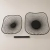 Een tweelaags metalen fruitschaal, 29 x 29 x 24 cm Productafbeelding-voorbeeld 6