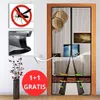 Schwarze Magnetfliegengittertür in einem Holzrahmen installiert, mit einem Kein-Mücken-Symbol und einer Nahaufnahme des Netzstoffs Náhľad obrázku produktu