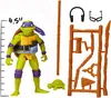 A Teenage Mutant Ninja Turtle action figure with accessories laid out on a white background. Voir les images du produit