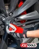 A person wearing gloves is using a torque wrench to tighten a lug nut on a car wheel. Anteprima dell’immagine prodotto