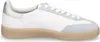 A side view of a white sneaker with tan sole. Voir les images du produit