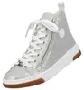 Auf dem Bild ist ein grauer flacher Schuh zu sehen der von der Seite betrachtet wird. Der Schuh hat eine schlichte Form und eine modische Ausstrahlung. Produktbild-Vorschau