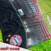 A close-up view of a blanket with the FC Bayern München logo, overlaid on a stadium scene. Anteprima dell’immagine prodotto