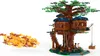 A LEGO treehouse set with a pile of autumn leaves. Produktbild-Vorschau