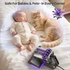 A sleeping baby and a cat are on a white bed, with a vacuum cleaner in the foreground and a virus graphic in the background. Produktbild-Vorschau