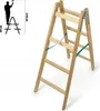 A diagram showing a person standing on a ladder, with dimensions indicated, next to a wooden stepladder. Voir les images du produit