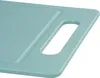 A close-up view of a teal plastic cutting board with a handle cutout. Produktbild-Vorschau