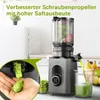 A slow juicer is shown in a kitchen setting, with fruits and vegetables being juiced. A close-up inset shows the pulp being extracted. Produktbild-Vorschau