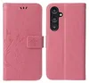 A pink floral butterfly embossed flip cover case for a Samsung Galaxy A15 / A15 5G is shown from the front and back. Produktbild-Vorschau
