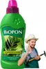 A bottle of plant fertilizer is shown next to a man in a straw hat and overalls, holding a garden tool and giving a thumbs-up. Produktbild-Vorschau