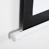 A close-up view of the bottom edge of a projection screen hanging on a white wall. Voir les images du produit