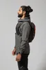 Mann trägt den Montane Treckingrucksack Trailblazer 8l in grau; seitliche Ansicht; mit Kapuze und sportlicher Kleidung. Náhled obrázku produktu