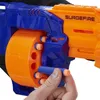 A hand is loading a dart into a Nerf Surgefire blaster. Anteprima dell’immagine prodotto