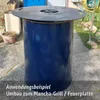 A blue metal barrel with a black metal lid, set up as a grill or fire pit in an outdoor setting. Anteprima dell’immagine prodotto