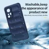 A dark blue phone case is shown partially submerged in water, with water droplets on its surface. Text overlays describe its washability and durability. Produktbild-Vorschau