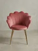 Schräge 3/4-Ansicht des rosa Schalenstuhls, die die Tiefe der Sitzfläche und die geschwungene Form der Armlehnen und der Rückenlehne zeigt._#sku_BARWL6.284# Produktbild-Vorschau