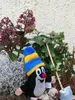 Figura di peluche La piccola talpa, in piedi con berretto Anteprima dell’immagine prodotto 2