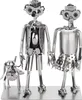 A metal sculpture of a couple and their dog, made from nuts, bolts, and other hardware. Náhled obrázku produktu