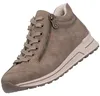Das Bild zeigt einen beigen Freizeitschuh mit einer weißen Sohle und weißen Schnürsenkeln Der Schuh ist von der linken Seite zu sehen und steht auf einem weißem Hintergrund Vista previa de la imagen del producto