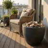 Bunte, polierte Kieselsteine als Abdeckung in einem runden Pflanzkübel auf einer Holzdachterrasse Produktbild-Vorschau
