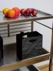 Schwarze Knitterbox als Flaschenhalter auf einem Hotel Trolley Produktbild-Vorschau