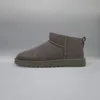 A single UGG boot is shown against a plain gray background. Voir les images du produit