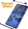 A screen protector is shown being placed onto a smartphone. Anteprima dell’immagine prodotto