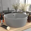 A bathroom sink and countertop with various toiletries and decorative items. Produktbild-Vorschau
