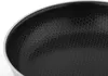 A close-up view of the interior of a frying pan with a honeycomb pattern. Podgląd zdjęcia produktu