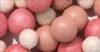 A close-up view of multiple blush powder pearls in various shades of pink, peach, and white. Produktbild-Vorschau