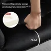 A hand pressing into a black upholstered seat, with a close-up inset showing the sponge material. Voir les images du produit