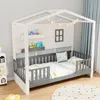 A child's bed with a house-shaped frame, decorated with string lights and a banner, set in a bedroom. Anteprima dell’immagine prodotto