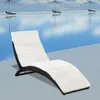 A chaise lounge chair with a white cushion is placed on a gray surface in front of a reflective blue body of water, possibly a pool or ocean. Voir les images du produit