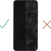 A smartphone screen protector is shown, with one half clean and the other half smudged with fingerprints. A green checkmark is on the left, and a red X is on the right. Anteprima dell’immagine prodotto
