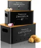 A stack of three black storage boxes with wooden lids, labeled for potatoes, onions, and garlic, with some produce shown. Produktbild-Vorschau