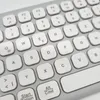 A close-up view of a white keyboard. Anteprima dell’immagine prodotto