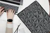 Pouzdro na notebook 17 palců Geometrie - šedá - 3D - vzory Náhled obrázku produktu 2