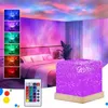 A bedroom scene with a lamp projecting aurora-like lights onto the ceiling and walls, with inset images showing different color options and a remote control. Anteprima dell’immagine prodotto
