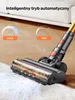 A cordless vacuum cleaner head is shown cleaning a rug, with indicators for max and min power settings above it. Podgląd zdjęcia produktu